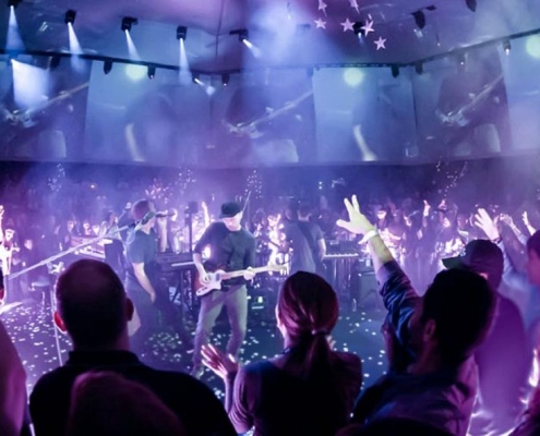 Virtual-Reality-used-to-livestream-360-video-of-concert-on-Oculus-Go-495x400